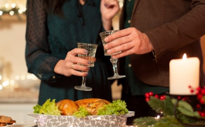 В преддверии праздников полезно вспомнить о здоровье: как подготовиться к застолью и возлиянию — советы от нарколога