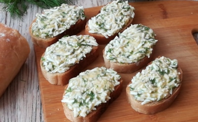 С творожным сыром и яйцом день начнется как надо: приготовьте питательные бутерброды на завтрак — вкусно, полезно и креативно