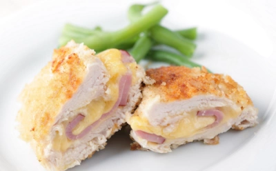 Кордон блю из курицы: нежное блюдо с хрустящей корочкой и соусом — рецепт с ветчиной и сыром