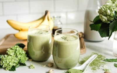 Смузи с бананом и маття: яркий заряд энергии — рецепт с миндальным молоком и шпинатом