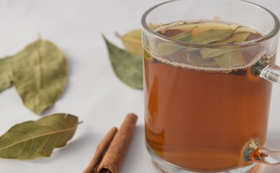 Согревающий чай с необычным ингредиентом: напиток с лавровым листом — рецепт с корицей