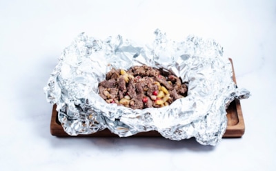 Почему нельзя хранить еду в фольге: риски и безопасные альтернативы — комментарии биохимика