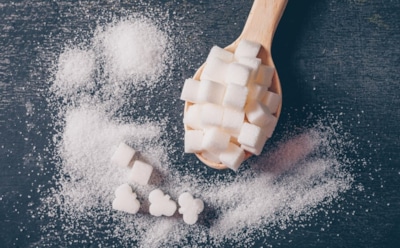 Скрытая угроза употребления сахара: неожиданное старение кожи — как сохранить молодость с помощью питания