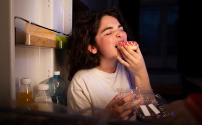 Ночные перекусы и их последствия: вредная привычка может привести к проблемам — опасности для здоровья