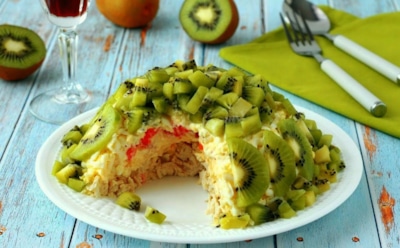 «Изумрудная россыпь» на праздничном столе: готовим салат с курицей, киви и сыром — яркое и вкусное угощение