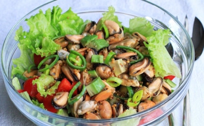 Легкость и вкус моря: салат с мидиями, рисом и овощами — аппетитный рецепт для вашего стола