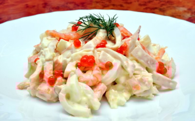 Дорого-богато и по-новогоднему: салат «Царский» с икрой, сыром и морепродуктами — вкус и роскошь на столе