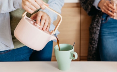 Диета и ревматоидный артрит: неожиданные риски употребления чая и польза алкоголя — выводы британских ученых