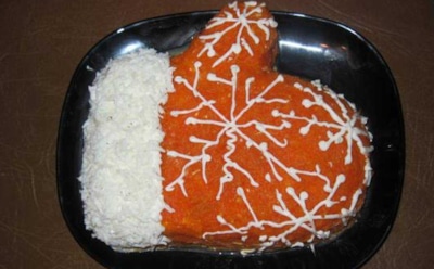 Праздничный салат с зимним дизайном: слоеное блюдо с консервами и овощами — оригинальное оформление