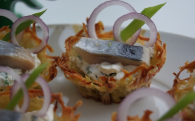 Картофельные корзинки к празднику: необычная закуска с селедочным кремом — хрустящая основа и нежная начинка