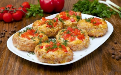 Мясные гнезда с сыром и помидорами: оригинальный рецепт для семейного обеда — просто и вкусно