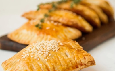 Курица и сыр — великолепная начинка: рецепт вкусных пирожков из слоеного теста — восхитительная закуска за полчаса