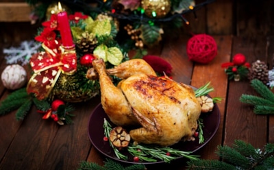 Рождественская индейка с начинкой: секреты неповторимого вкуса — специи, зелень и идеальная сочность