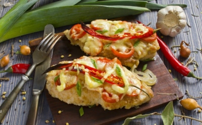 Укройте курочку роскошной шубой: сочное филе под слоем овощей и сыра — полезный ужин с аппетитной корочкой