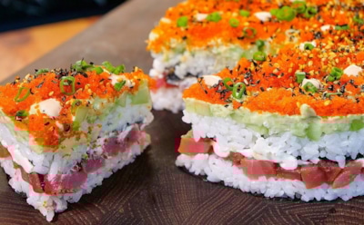 Суши-торт — вкусно, просто, красиво: элегантный рецепт восточного угощения с лососем и нори — оригинально и аппетитно