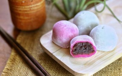 Рождественское лакомство по-японски: рецепт моти с черной смородиной — нежность рисового теста и ягодный вкус