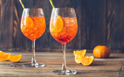 Безалкогольный «Апероль шприц»: освежающий коктейль с апельсином, клюквой и корицей — для любого повода