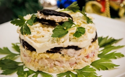 «Черная жемчужина» на праздничном столе: крабовые палочки, сыр и фаршированный чернослив — идеальное украшение