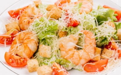 Легенда итальянской кухни в новом исполнении: попробуйте цезарь с креветками  — пошаговый рецепт