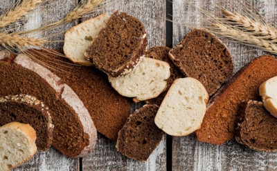 Хлеб с плесенью: как эффективно использовать испорченный продукт — от компоста до учебы