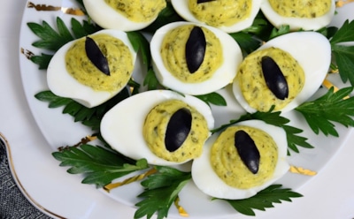Фаршированные яйца в виде змеиных глаз: закуска для Нового 2025 года — яркий акцент для праздничного стола