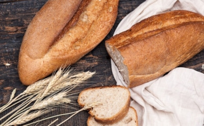 Как сберечь хлеб на долгое время: хитрости хранения для свежести и вкуса — от кухонного ящика до морозилки