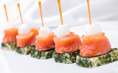 Канапе с семгой: варианты на шпажке и со слоеным тестом — два рецепта