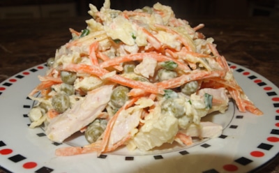 Салат «Карнавальный» для праздника: копченая курица, овощи и оригинальная подача — рецепт с ярким вкусом