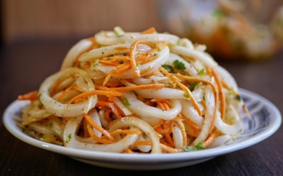 Хе из кальмаров и моркови: пикантная нежность по-корейски — блюдо с насыщенным вкусом