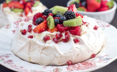 Простота — друг повара: легкий рецепт знаменитого торта «Павлова» с готовым безе и лимоном — свежий взгляд на классику