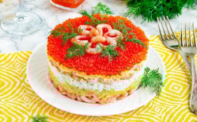 Слой за слоем салат строим, как закончим — будем есть: нежный рецепт с креветками и икрой — самое то для Нового года