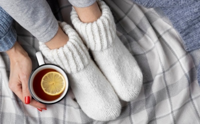 Зимний уход за ногами: маска для мягкости и здоровья — смешаем сахар и миндальное масло