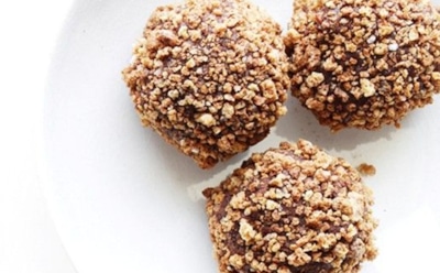 Дети и гости будут в восторге: приготовьте шоколадные конфеты с орехами и печеньем — лакомство без лишних усилий