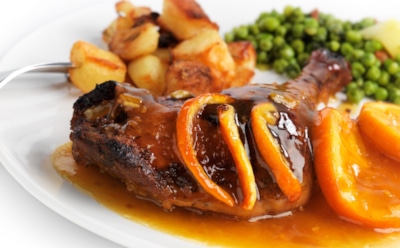 Запеченная утка с апельсиновым соусом: ароматная нежность на вашем столе — праздничный рецепт