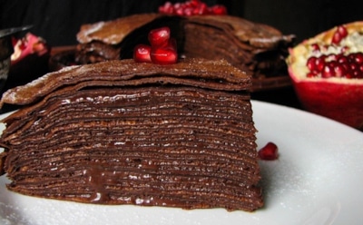 Шоколадно-блинный торт для праздника: воздушный крем и нежные блины — десерт, который поражает