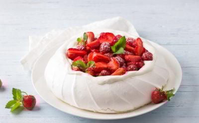 Воздушный шедевр на вашем столе: торт «Павлова» по классическому рецепту — сливки и клубника