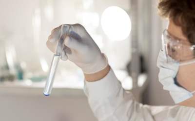 Прорыв в борьбе с деменцией: новый препарат предотвращает нейрональные повреждения — первые результаты испытаний