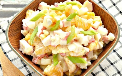 Королевский вкус для вашего стола: рецепт салата с крабовыми палочками и сухариками — изысканное оформление