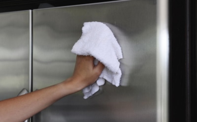 Как удалить липкие следы с холодильника: проверенные способы — чистота без повреждений