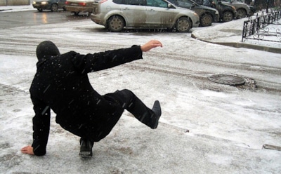 Главный зимний кошмар: гололедица повышает опасность падения — основные риски и первая помощь