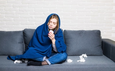 Сквозняки и мокрые ноги: как сохранить здоровье в холода — советы врача для зимнего сезона