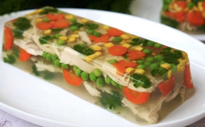 Готовим идеальное заливное: секреты правильного бульона и подачи — важные советы для праздничного стола