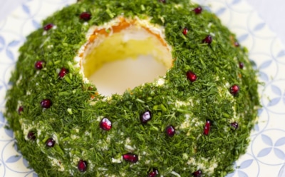 Незабываемый вкус и эффектная подача: «Рождественский венок» украсит праздничный стол — салат для торжества