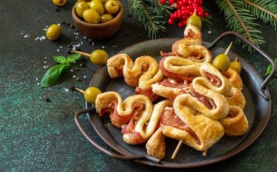 Праздничные елочки из бекона и теста: новогодняя закуска — просто, быстро и эффектно