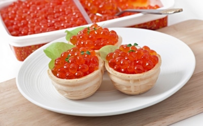 Искусственная икра в дни праздника: бюджетный заменитель морепродуктов — польза для здоровья и идеи для новогоднего меню