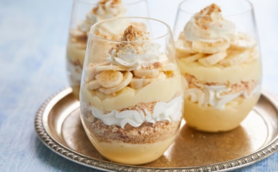 Сливочная нежность и ореховая хрустинка: приготовьте банановое парфе — идеальный десерт