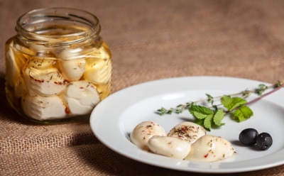 Универсальная закуска для любого застолья: попробуйте приготовить моцареллу по-новому — нежный сыр в пряном маринаде