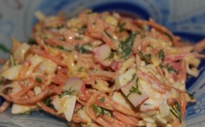 Новогодний салат за 15 минут: крабовые палочки и сырки — легкий рецепт с праздничным акцентом