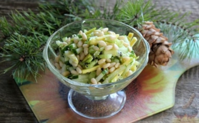 Салат «Ветка кедра»: зеленая свежесть на праздничном столе — киви, авокадо и орехи