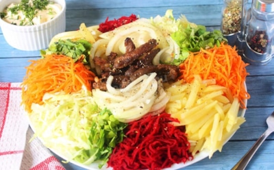 Сибирский вкус в тарелке: салат «Чафан» с овощами и мясом — оригинальная подача угощения